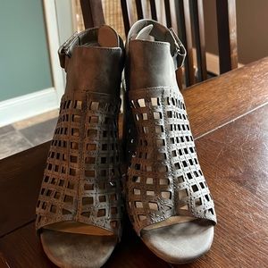 REDUCED.     12 womens heel sandal never worn